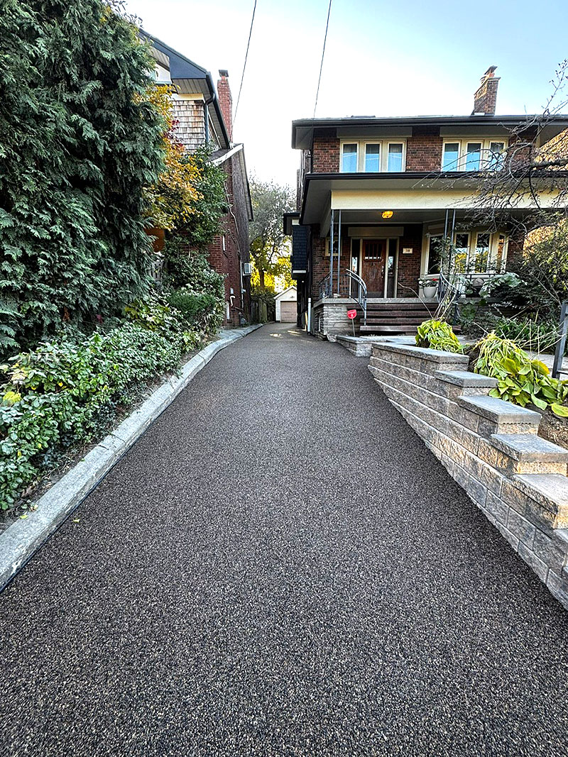 permeable driveway in Toronto using resin bound by dream pave